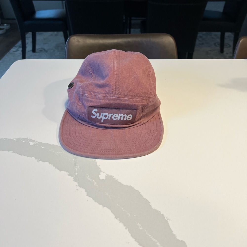 Selling a season ‘18 (I think) Supreme hat.